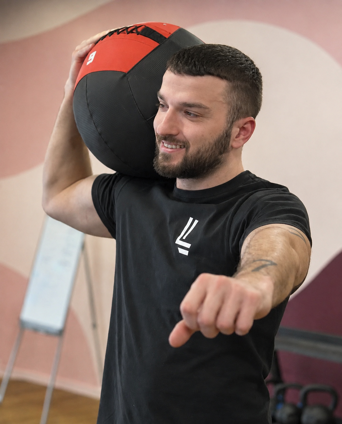 Robin, coach sportif, avec un ballon d’entraînement